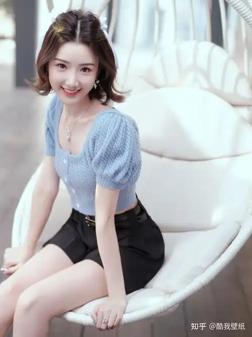 毛晓彤周末少女穿搭蓝色毛衣小黑裙纤腰细腿笑容甜美
