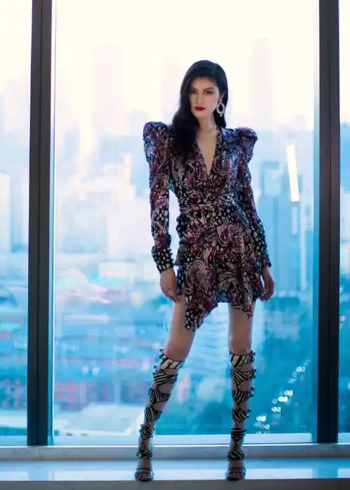 何穗穿印花连衣裙踩斑马纹长靴秀白皙长腿 摆造型超模气场十足