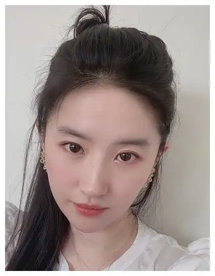 刘亦菲拍照不爱化妆,图1油光满面,图2清新,最后一张18岁