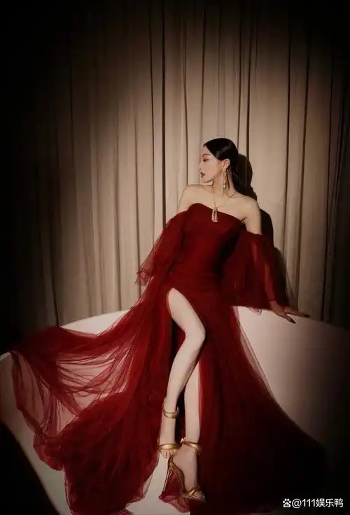 张韶涵的"渣女站姿"火了!完美漫画腿,看得人眼睛都直了