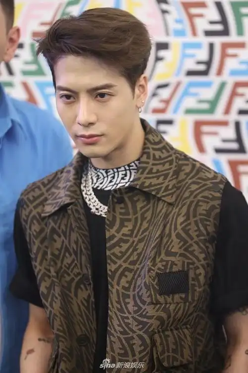 王嘉尔三七分发型酷炫抢眼 马甲造型帅气逼人