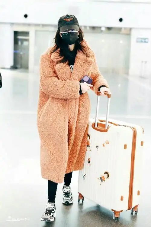 迪丽热巴橘色大衣机场路透