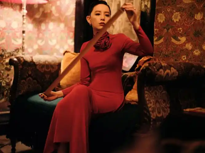 李斯丹妮露背红裙一秒穿回老上海##李斯丹妮voguefilm复古露背红裙