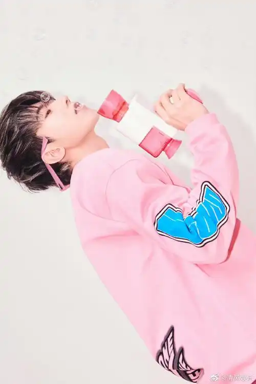 粉色套装 小卷毛造型好可爱啊,坤坤好适合穿粉色#蔡徐坤又穿粉色了