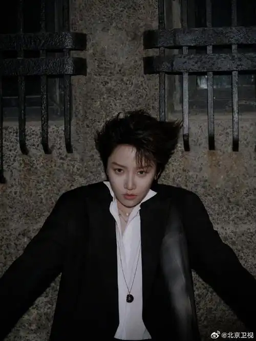 刘雨昕一身黑色西装帅气的向你走来,《寻香梦旅》首映礼见!