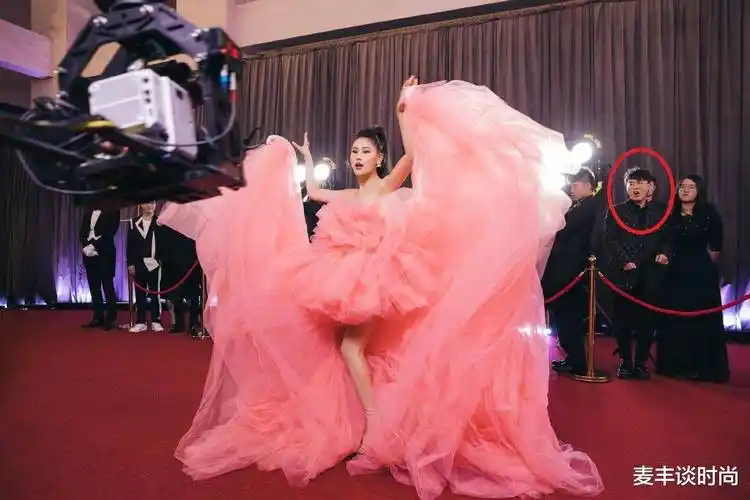 袁娅维粉色纱裙直径2米5,走红毯太高调,看得围观者嘴都合不拢_裙摆