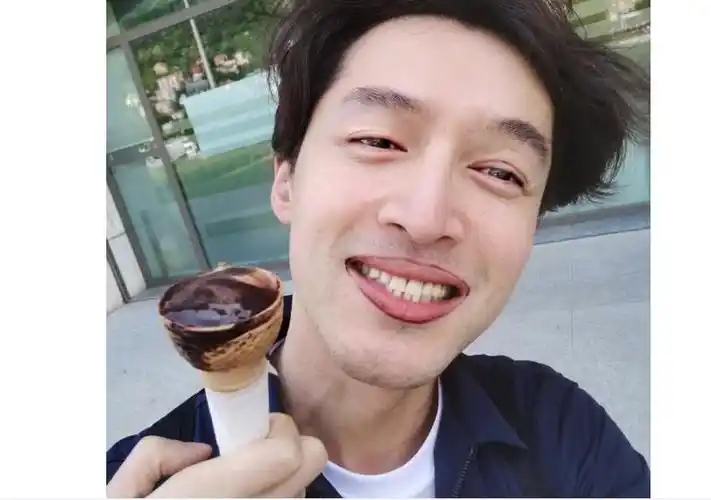 惊呆了!胡歌自拍 这到底是个什么梗?感觉有些辣眼睛