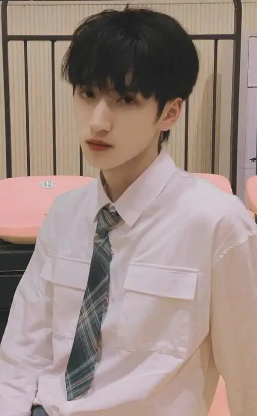 严浩翔壁纸丨你努力追梦我努力追你