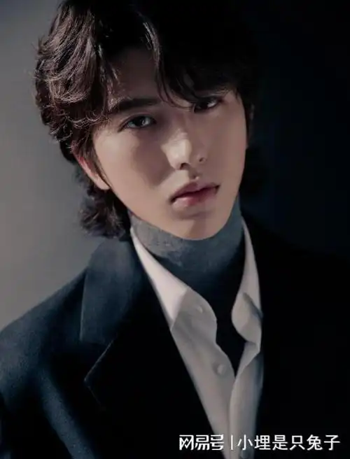 蔡徐坤新造型亮相品牌活动狼尾短发搭配金丝眼镜气质超抢镜