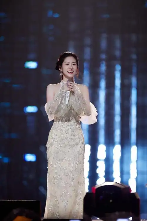 张碧晨一开口就是宿命感##无限x青春派对演唱会