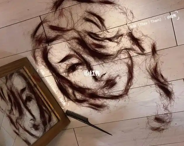 剪下来的头发和剪完头发的我