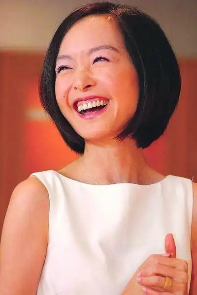 鲁豫早年央视工作旧照曝光 头发及肩婴儿肥