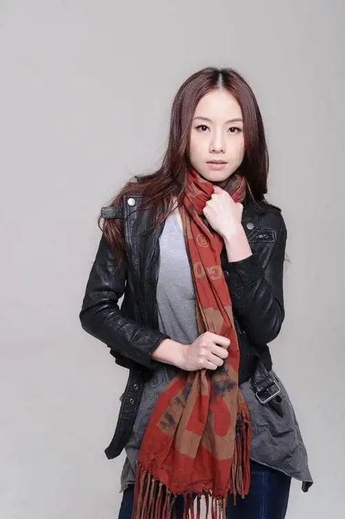 36岁邓丽欣素颜长满雀斑,疑似美颜崩坏?罕见晒性感睡衣照