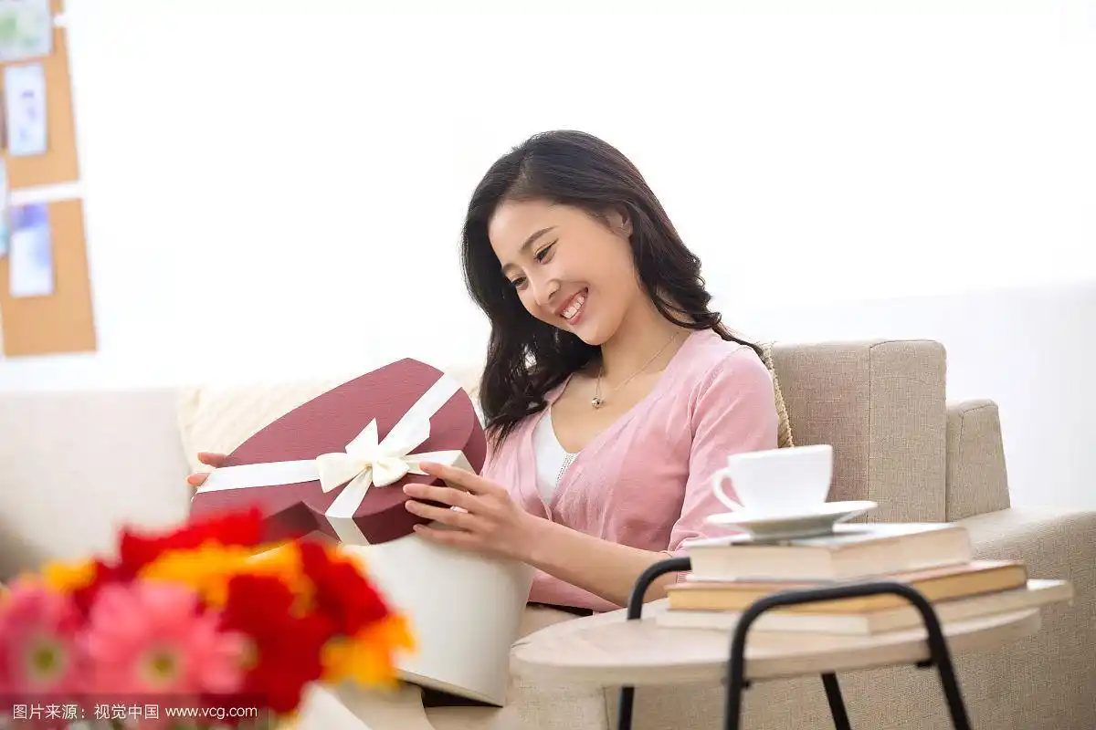 青年女人收到礼物