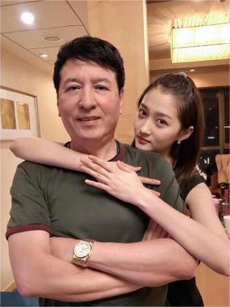 > 教导出来的关晓彤,从小就在各种影视剧中摸爬滚打,磨炼着自己的演技