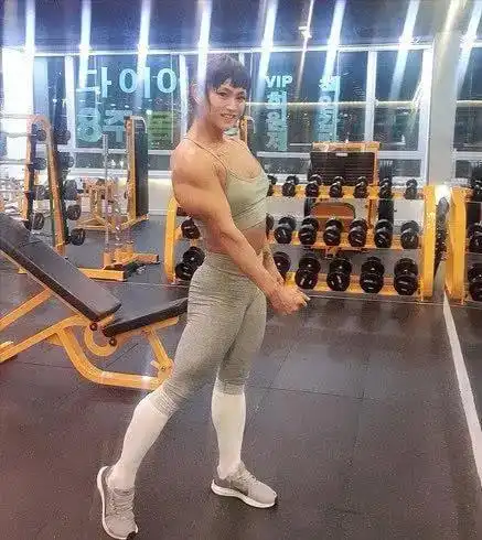 整箱吃鸡胸肉的"肌肉女",体重高达148斤,体脂率竟只有7%!_手机搜狐网