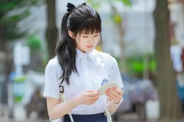 赵露思,这次在《偷偷藏不住》中饰演女主桑稚,从高中生到大学生完全