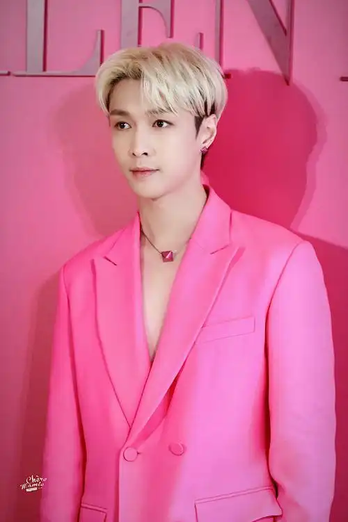 张艺兴看秀全粉造型##张艺兴全粉真空西装路透##今日阿那亚大秀男