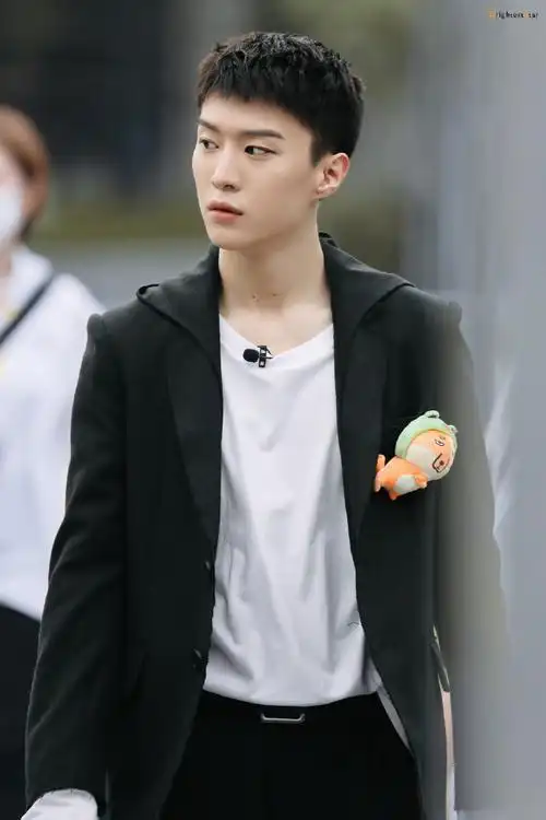 新一季录制路透#范丞丞《青春环游记》路透休闲西装配上短发清爽帅气!