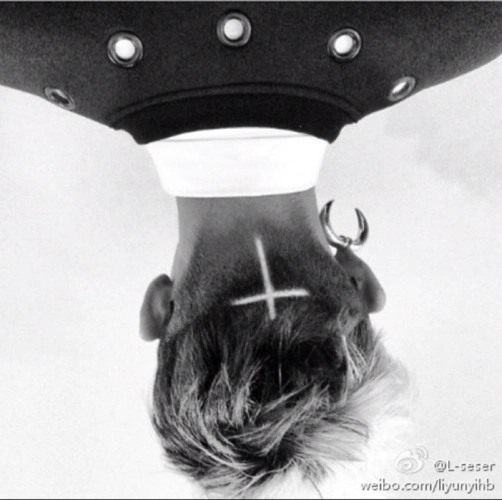 权志龙一半黑一半白的发型后面是怎么弄的啊?