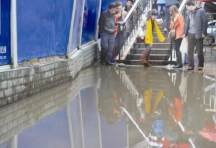 图文:江汉路步行街天桥下积水