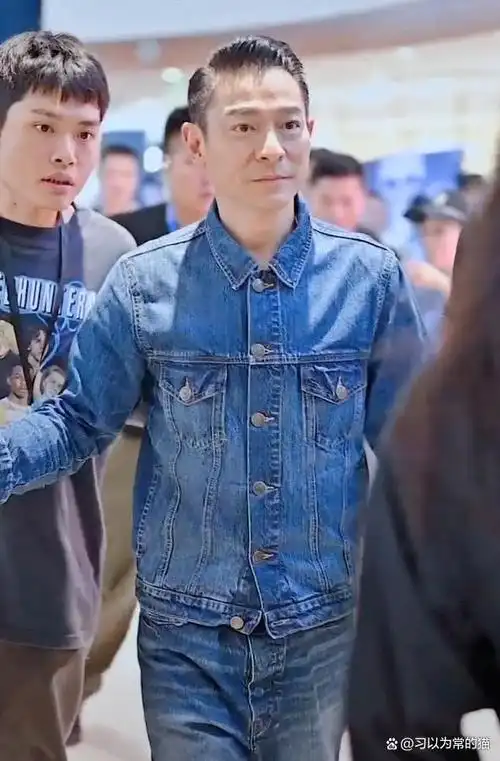 短发利落的绅士风范,刘德华总能在舞台上带给观众们新鲜感和惊喜.