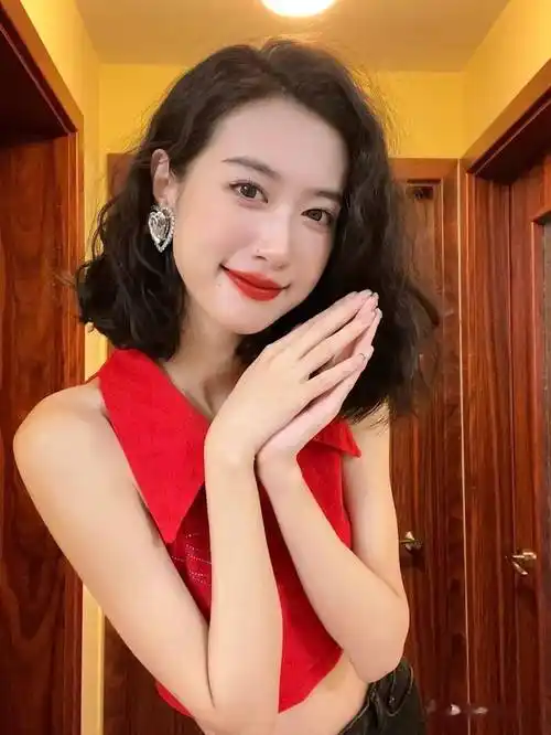 "复古港风烫发"女孩,年底烫发约起来!_发型_刘海_头发