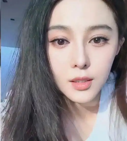 范冰冰无美颜直播截图爆火高调晒素颜泳照说她20岁也有人信