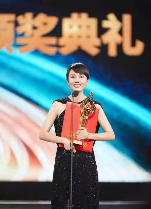 夏雨袁泉一家三口外出聚餐,一家三口打扮低调,13岁女儿身高抢眼_感觉