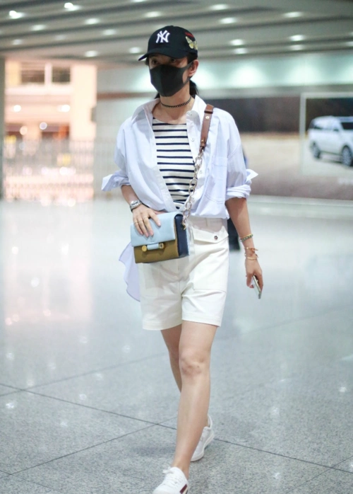 李冰冰现身机场白衬衣白短裤平底鞋简单低调少点时尚