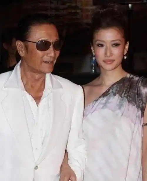 不过谢贤与外孙女也很少见面,谢婷婷带女儿长期在加拿大温哥华生活