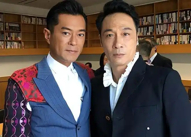 古天乐现身妈妈聚会被一众阔太围绕合影面部饱满似整容