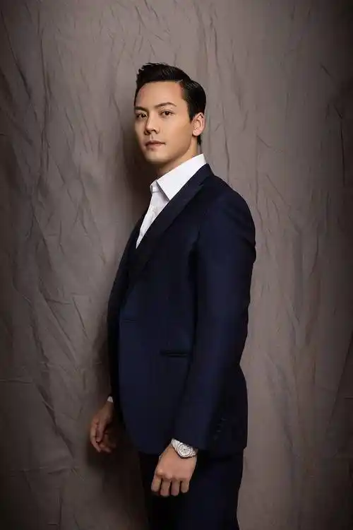 陈伟霆帅气现身北京冬奥会倒计时100天活动.