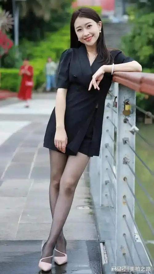 外拍穿黑色v领短裙搭配黑丝拼色高跟鞋的美女可爱性感