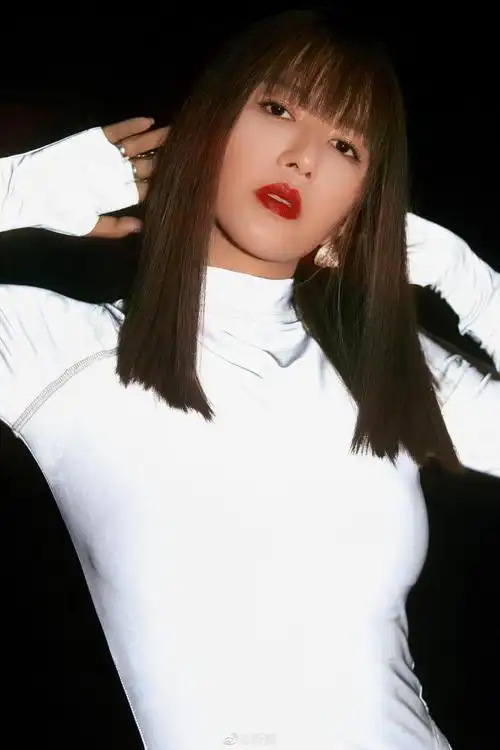 谭维维 这组照片很朦胧美了,夜光白裙,迷离梦幻,你觉得如何