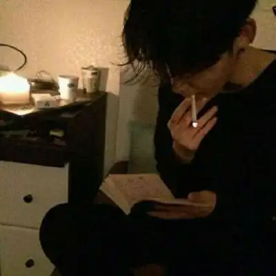 高清帅气的霸气高冷孤独男头抽烟图片