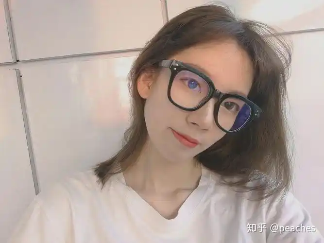 有没有高度近视也漂亮的女孩子呀?