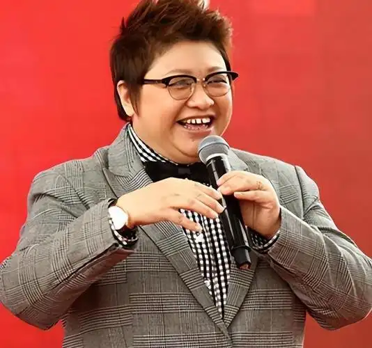 "慈善家"韩红:收养了280个孤儿,却至今未婚,她在追求什么?