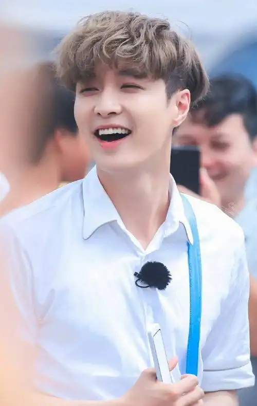 传染力极强的笑容#新的一天从张艺兴的笑容开始吧,小羊的酒窝 甜痰哪