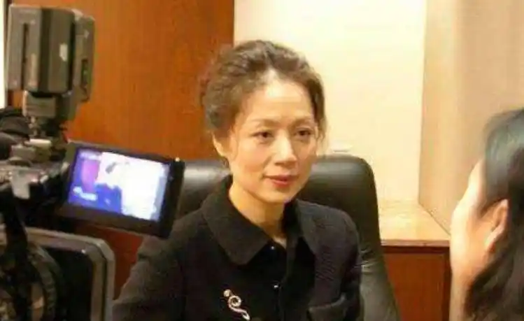 原创为照顾病重余秋雨一月只留40元的李红被抛弃后后来如何了