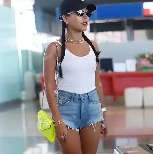 吉克隽逸被曝新恋情,和男子亲密搂腰同喝一瓶水,网友:该恋爱了_黑衣