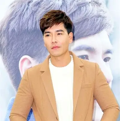 eva huang  小鲜肉姓名    王传一