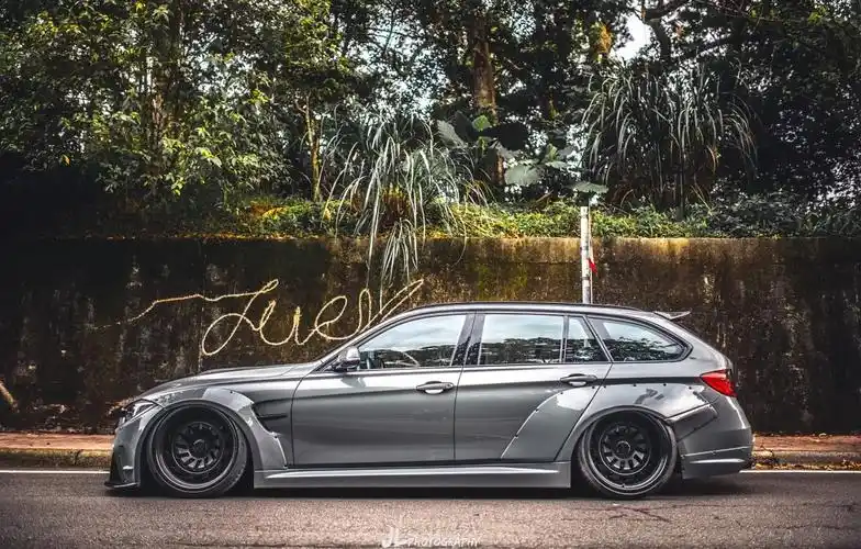 看多了普通的宝马3系这辆宽体旅行版改装车更加震撼