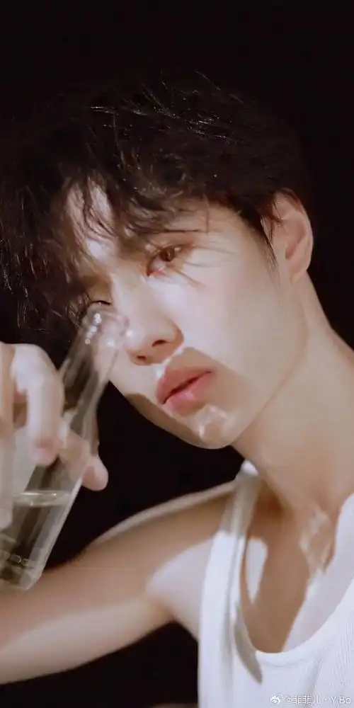 王一博绝美侧颜,好优越啊!湿发造型,性感的无袖白背心,简直是魅力十足