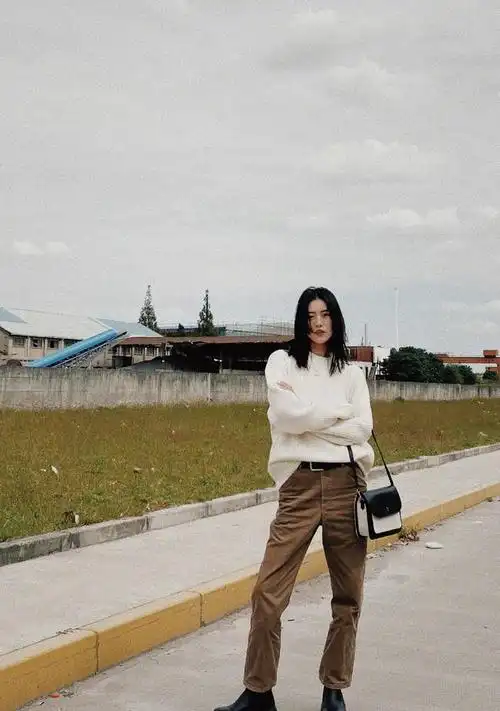 超模刘雯身材条件太优越身穿基础款黑色西装气场好强大