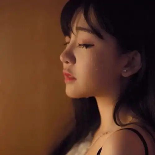 闭眼思旧人_伤感女生头像图片_扣扣居