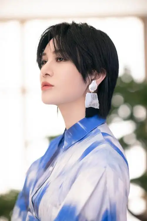 尚雯婕蓝白混色漂染裙性感图片35