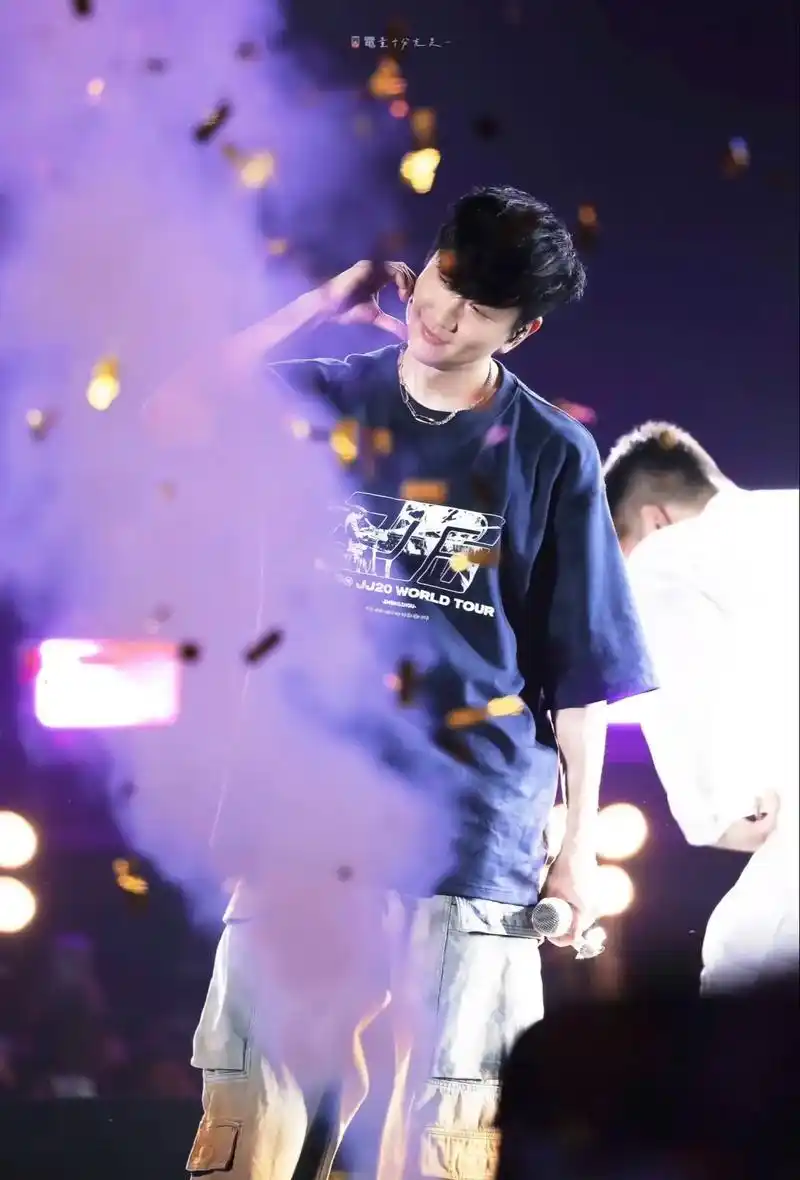 啊啊啊林俊杰瘾犯了～不会还有人没有jj神图吧～快点换壁纸啦!