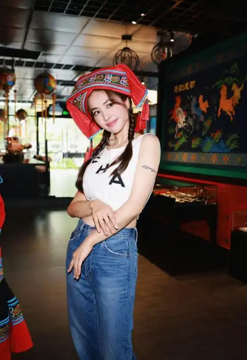 组图:蔡依林分享南宁美食vlog 穿壮族服饰扎双麻花辫甜美可爱_高清