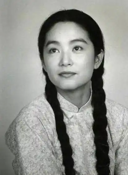 原创无法重拍的瞬间搂着绯闻女友的李小龙斜抱着邱淑贞的成龙